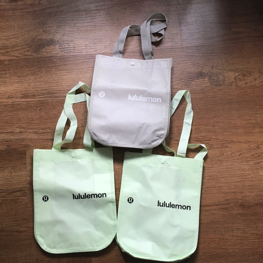 3 lululemon shoppings bags